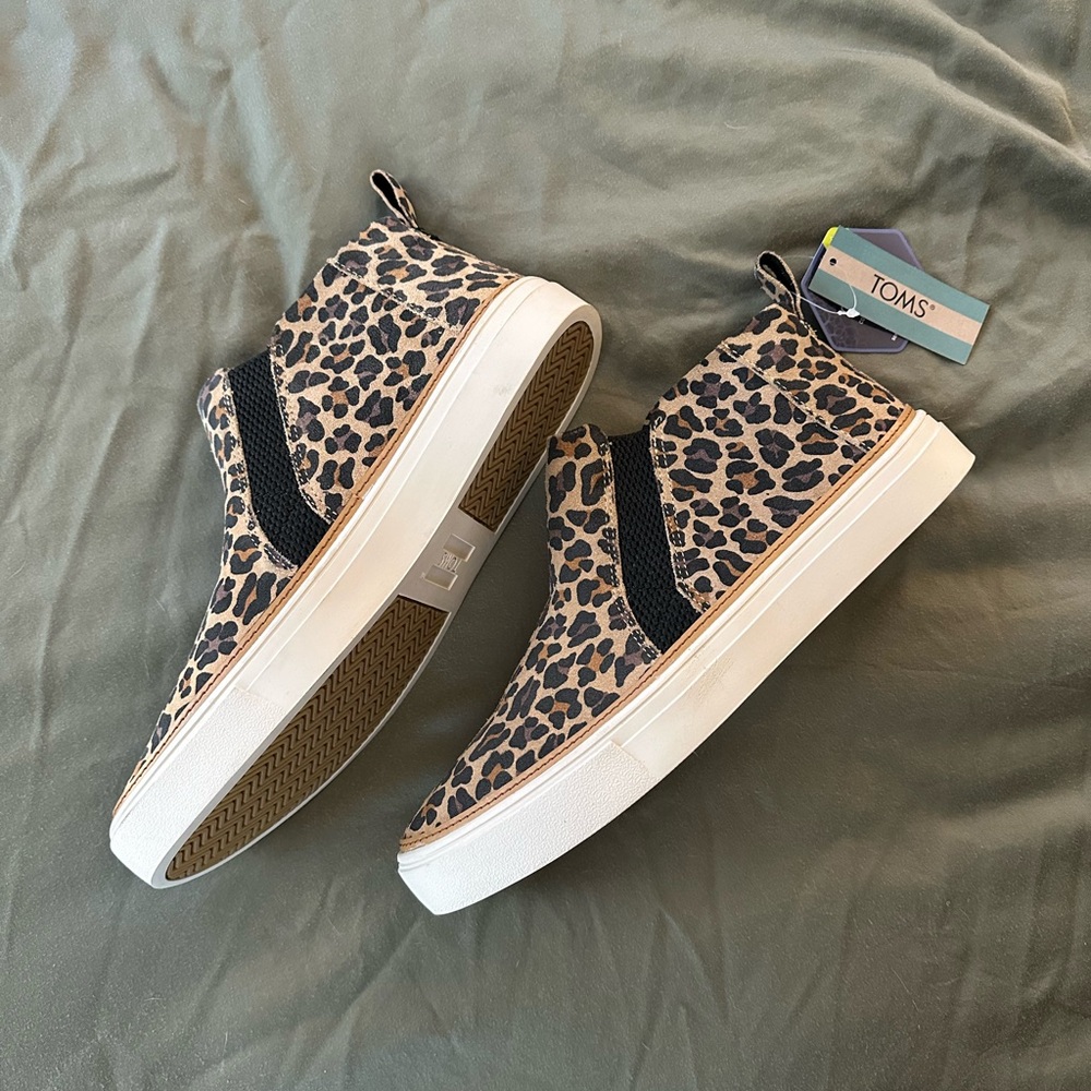 NWT Toms Cheetah Print Slip on Sneakers SZ 9.5